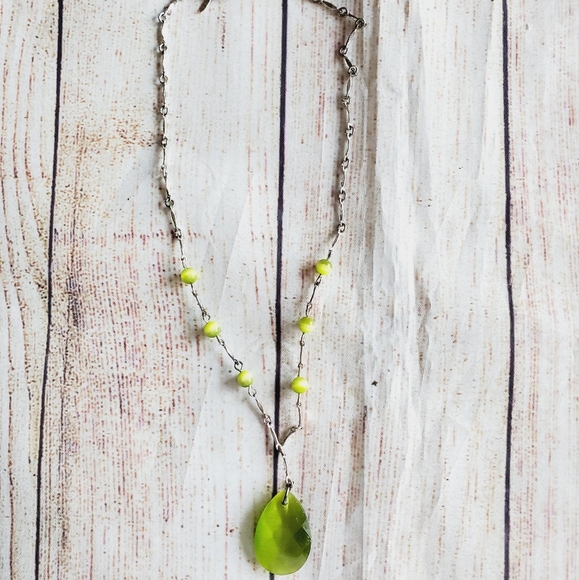 Vintage Avon NR Green Moonglow Glass Beads Silver Tone Necklace - Picture 2 of 8